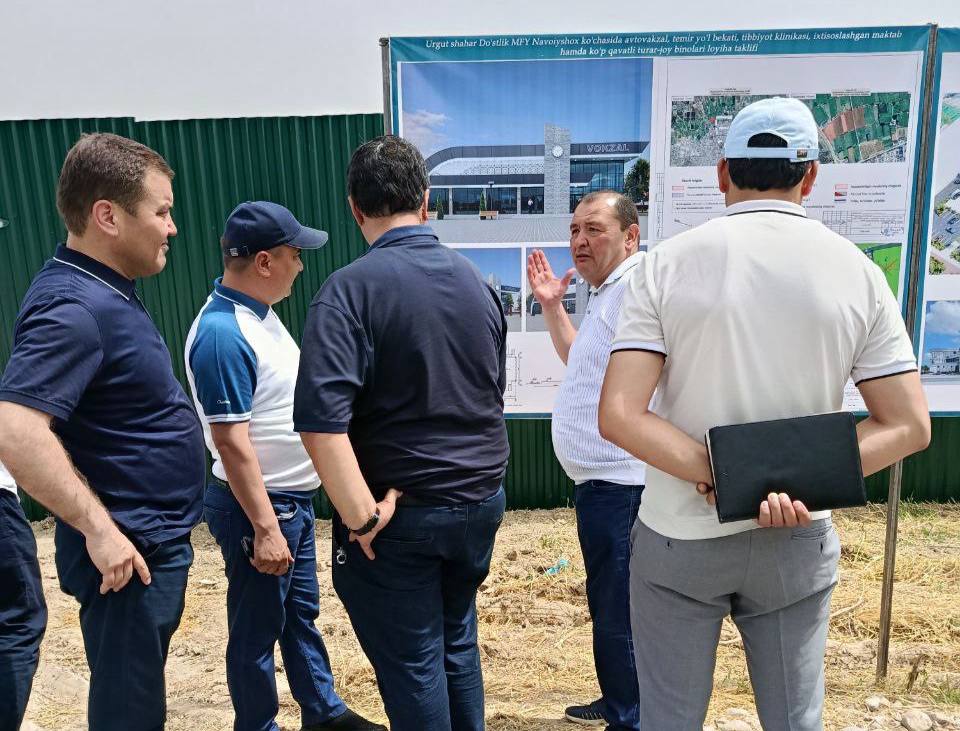 “Oʻztemiryoʻlyoʻlovchi” AJ rahbariyati Urgut tumani hokimi bilan birgalikda Urgut tumanida qurilayotgan yangi temir yoʻl vokzali loyihasini koʻzdan kechirdilar