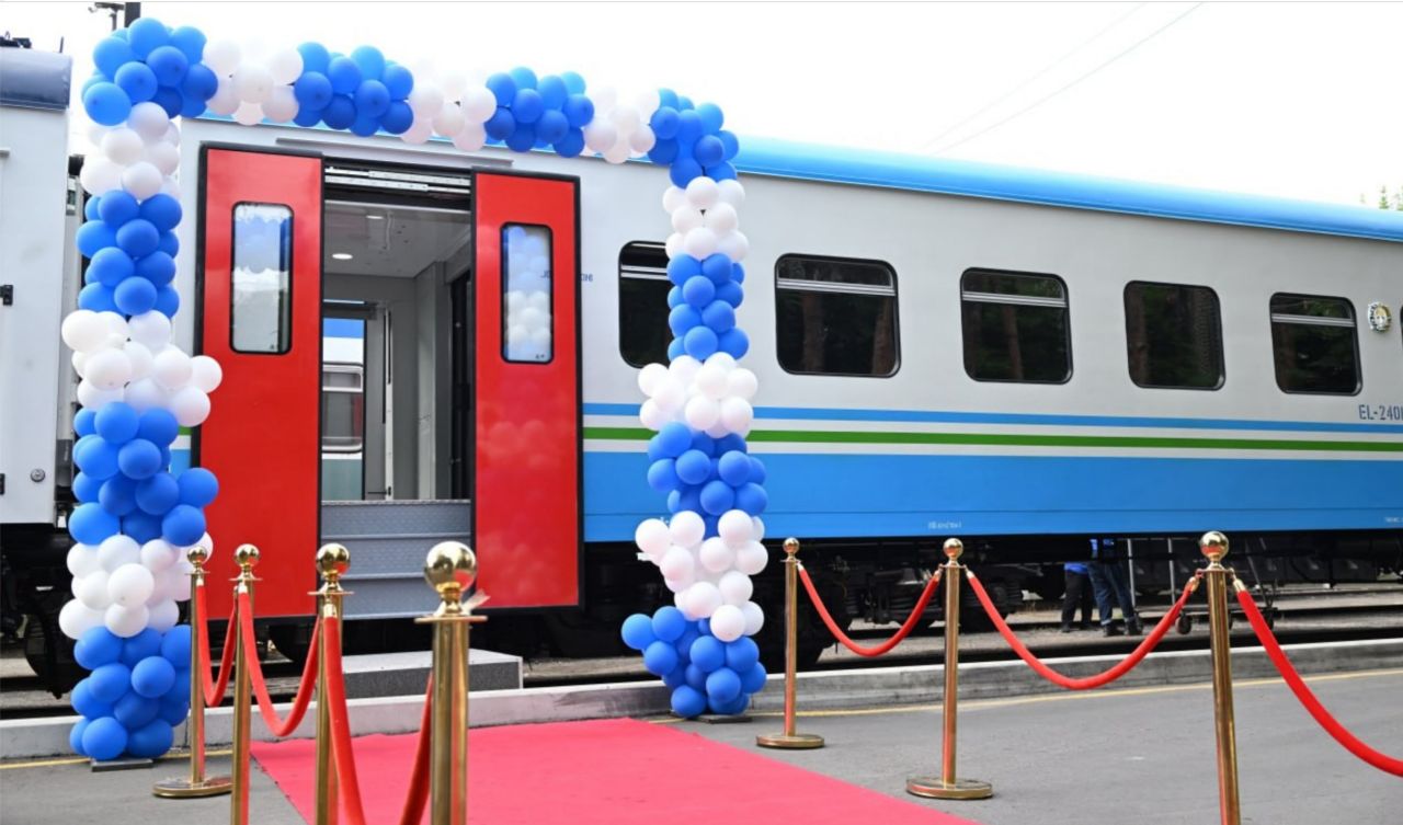 "NAVOIY KON-METALLURGIYA KOMBINATI"AJ ISHCHI XODIMLARINI TASHISH UCHUN MO‘LJALLANGAN YANGI 15 TA O‘RINDIQLI VAGON FOYDALANISHGA TOPSHIRILDI